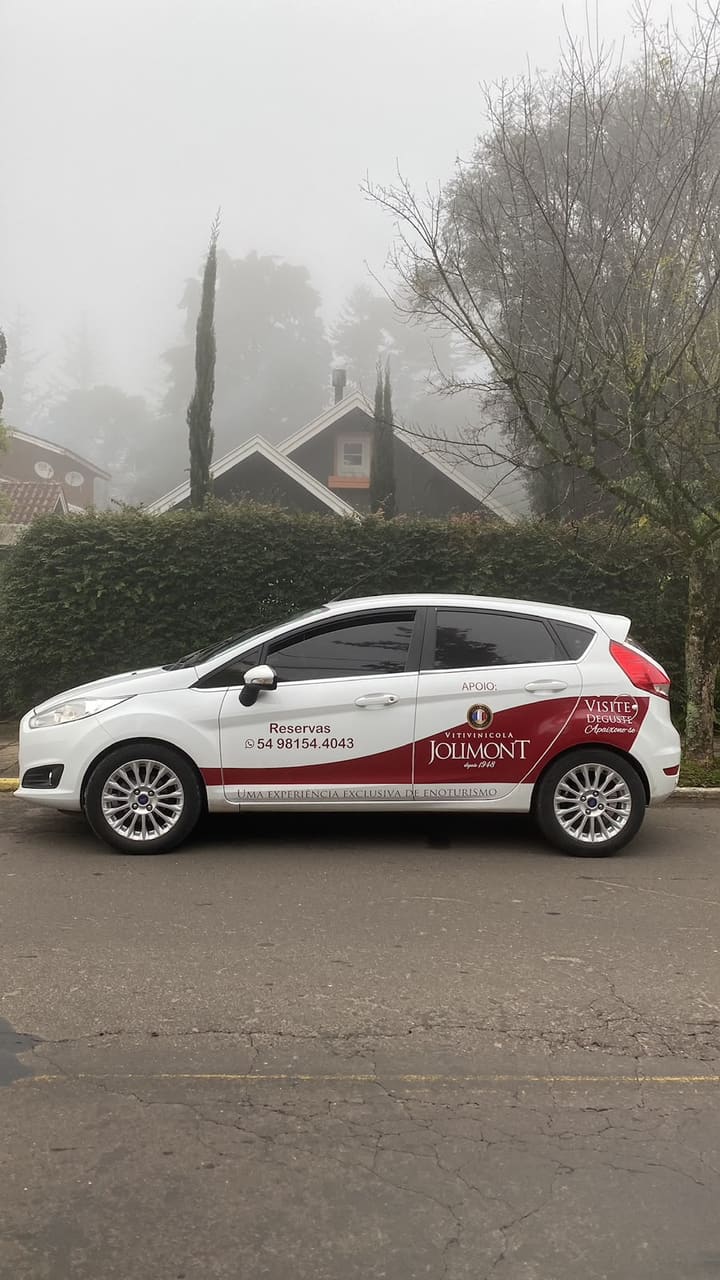 Outro carro da Antônio Turismo, adesivado com a marca da Vitivinícola Jolimont, numa manhã de neblina